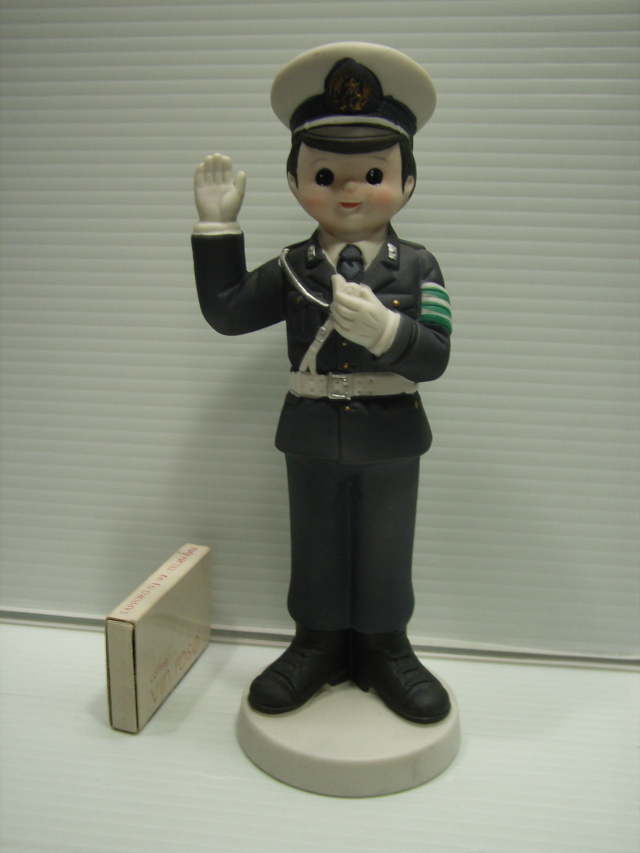 美品☆警察官 交通整理 陶器製 人形 18．2cm 当時物 企業物