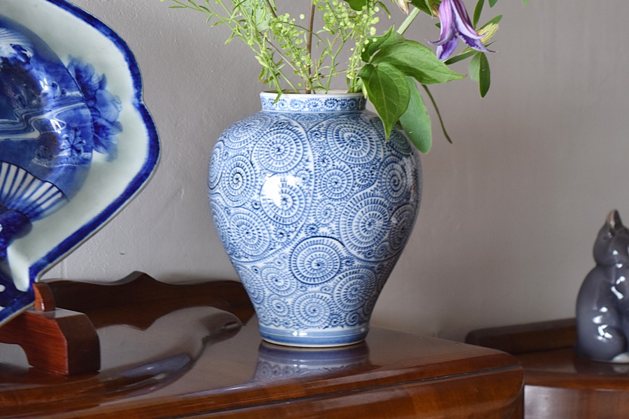 古伊万里 染付 蛸唐草 壺 - 生活骨董と古布のアンティークショップ