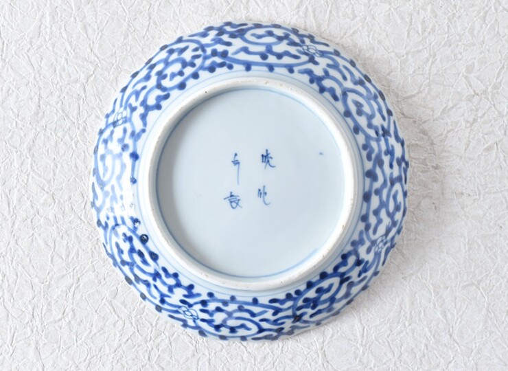 古伊万里 染付 微塵唐草 成化年製文 輪花型 六寸皿 - 生活骨董と古布の