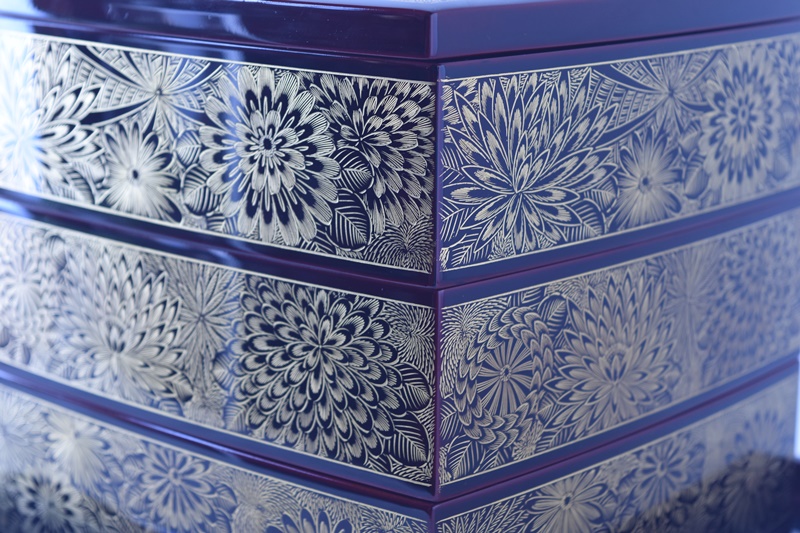 輪島塗 稲忠漆芸堂謹製 沈金蒔絵 台付き三段重箱 - 生活骨董と古布の