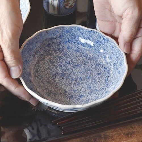 古伊万里 染付 総微塵唐草模様 成化年製文 輪花型 膾皿 - 生活骨董と