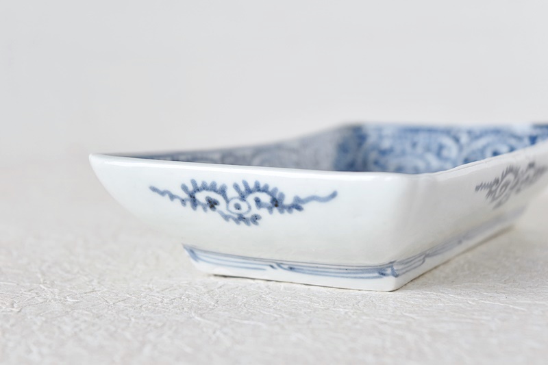 古伊万里 染付 蛸唐草 富貴長春 長皿 - 生活骨董と古布のアンティーク