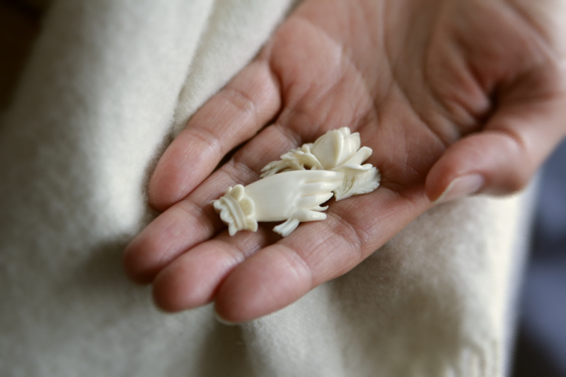 アンティークアイボリーブローチ 手ハンド ローズ 象牙細工 【Antiques