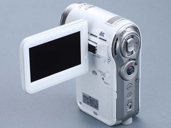 ASCII.jp：【フォトレビュー】缶ジュースより軽い松下のフルHDビデオ