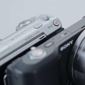 ASCII.jp：写真でチェック！ ソニーのミラーレス「α NEX-5/3」 (1/5)