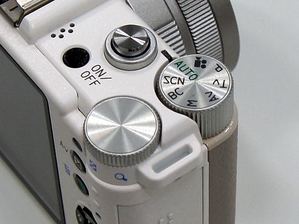 ASCII.jp：まさに“手乗りミラーレス一眼” 「PENTAX Q」登場