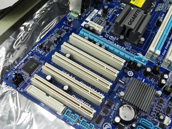 ASCII.jp：PCIスロット5本装備のマザーに新モデル！ P45なのに完売