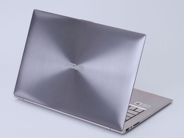 ASCII.jp：Ultrabookの大本命 ZENBOOK UX31Eは意外に速い！ (1/4)