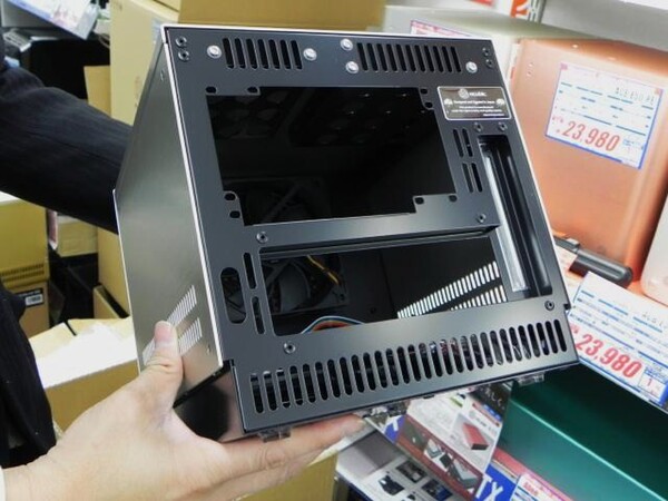 ASCII.jp：フロントがオールメッシュのアビー製キューブ型ケースが販売中