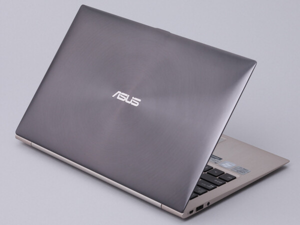 ASCII.jp：唯一の11.6型フルHD Ultrabook ZENBOOK Prime UX21A (1/3)