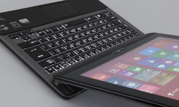 ASCII.jp：タブレット変形のUltrabook「dynabook R822」 (1/2)