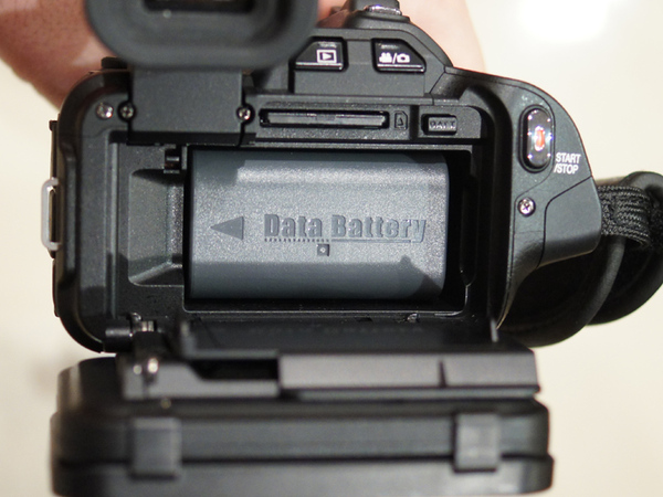 ASCII.jp：“ネオ一眼”っぽいけどビデオカメラ！ JVC「GC-P100」