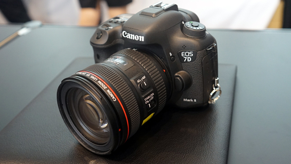 ASCII.jp：一足先にキヤノン「EOS 7D Mark II」に触ってきた！ (1/2)