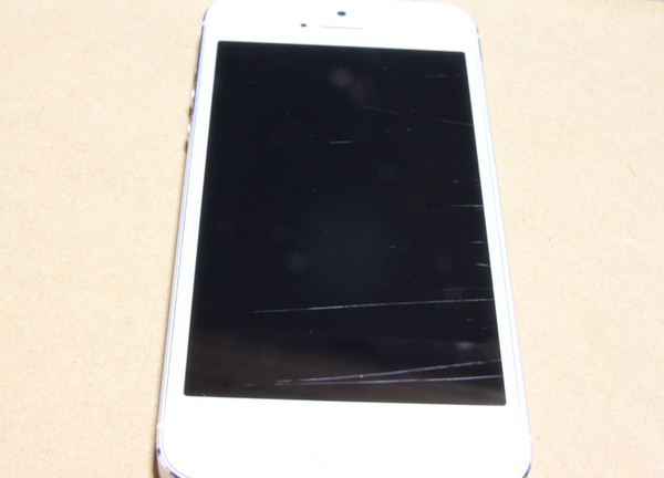 ASCII.jp：iPhone 5のガラスに付いたキズをダメモトで磨いてみる技 (1/2)
