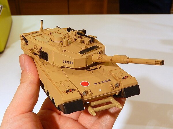 ASCII.jp：手乗りサイズでもリアル！ スマホで操作できる90式戦車