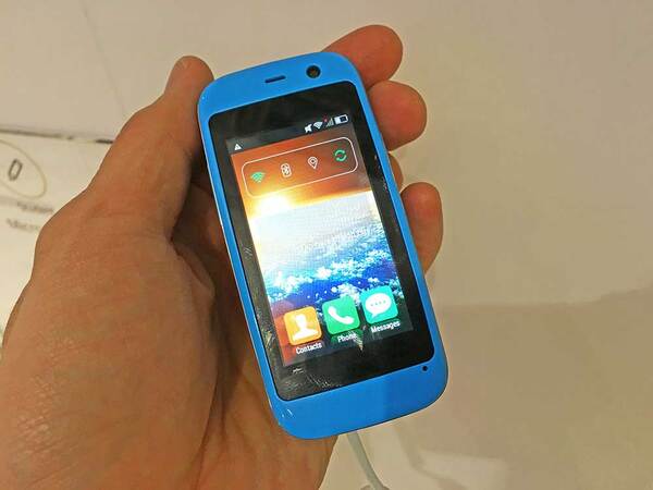 ASCII.jp：2.4型の超極小Androidスマホ「Micro X S240」は隠しスマホに最適