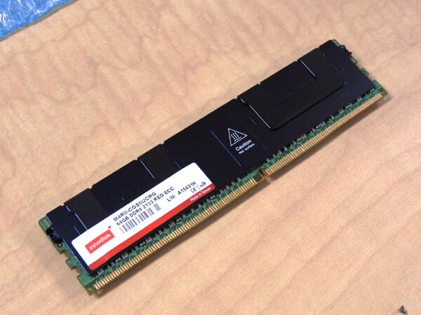 ASCII.jp：1枚で64GBを実現したDDR4メモリー 価格は約13万円！
