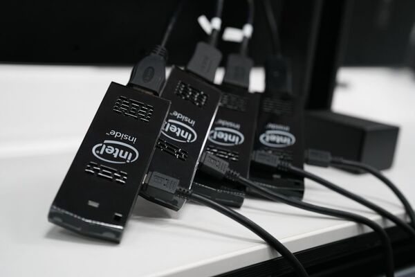 ASCII.jp：Core m版スティックPCをファンレス運用！ アイドル時でも