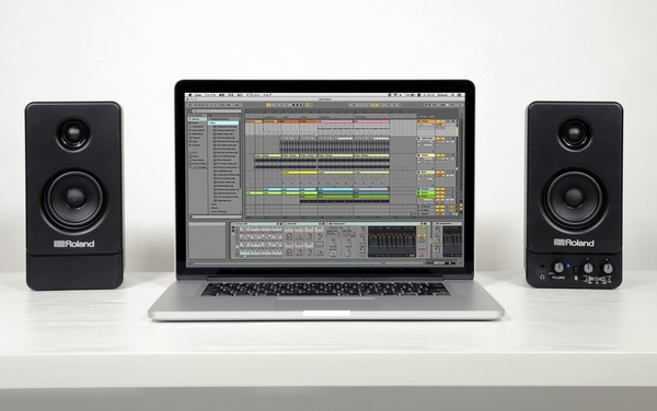 ASCII.jp：ローランド、音楽制作向けデスクトップ用パワードスピーカー