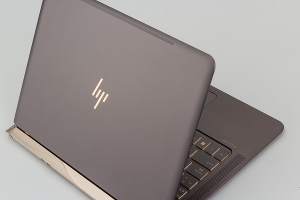 ASCII.jp：この夏はコレを買え!! HP Spectre 13-v000はイチオシの極上