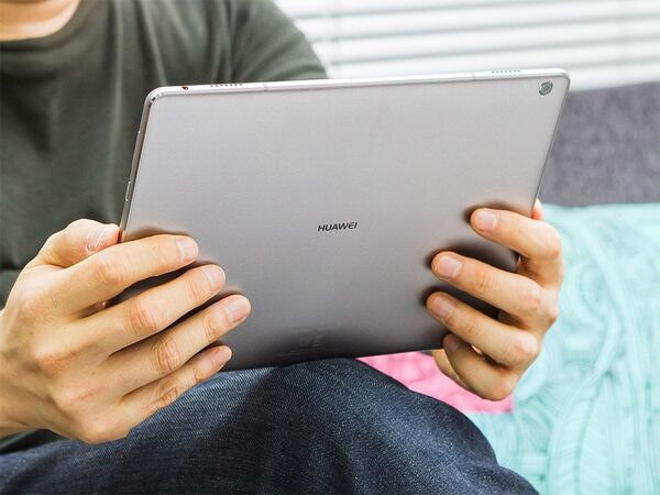 ASCII.jp：音も映像もスゴい！ お手頃10型SIMフリータブ「MediaPad M3