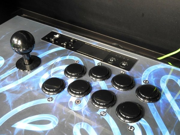 ASCII.jp：発売前に予約完売！ Razer製アケコン「Panthera」のサンプル