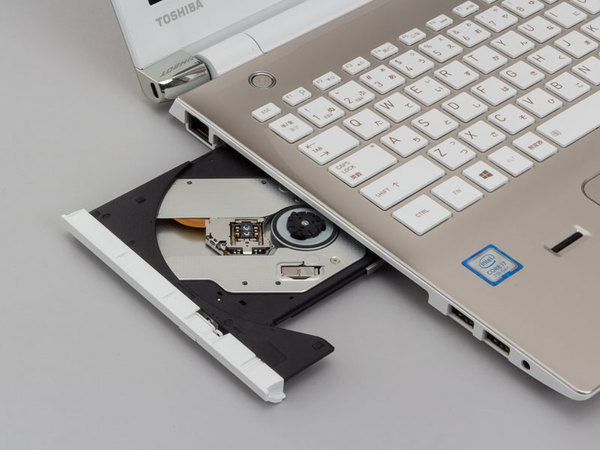 ASCII.jp：高級感あるサテンゴールド、ストレージ＆インターフェース