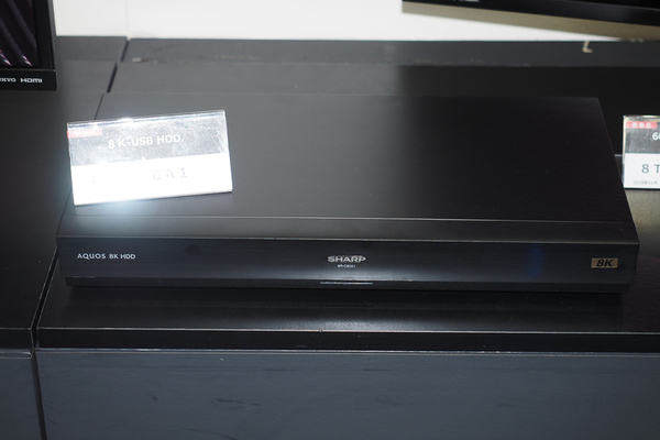 ASCII.jp：シャープ、世界初の8Kチューナー内蔵テレビ「AQUOS 8K」 (1/2)