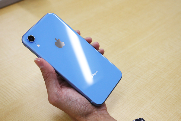 ASCII.jp：iPhone XR開封フォトレポ、鮮やかなブルーがいい感じ！