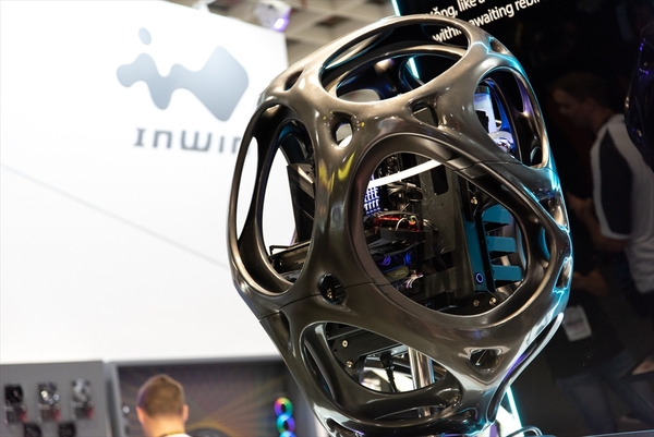 ASCII.jp：あまりに自由すぎるPCケース「蛹」「ALICE」を展示するIn