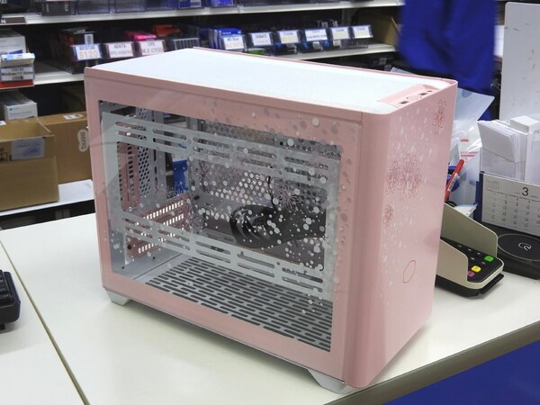 ASCII.jp：Mini-ITXケース「NR200P」に桜をデザインした新色が登場