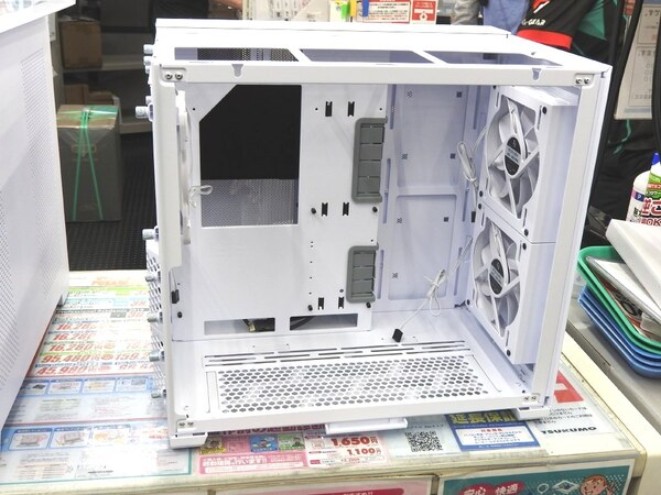 ASCII.jp：3面にメッシュパネルを採用するキューブ型PCケースが10日発売