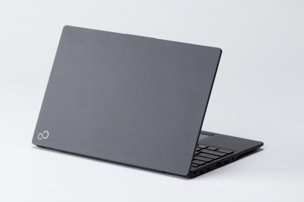 ASCII.jp：最軽量時634g、薄くて軽〜い富士通の13.3型ノートPC