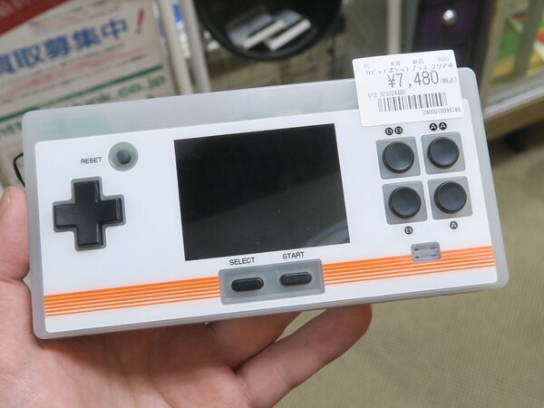 ASCII.jp：2.8型画面でファミコンが遊べる！ FC互換機「8ビット