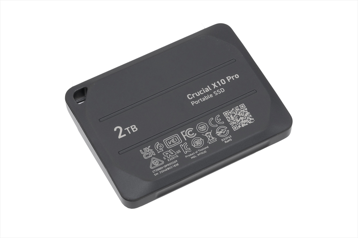 胸ポケットにスッポリ！ 小型＆高耐久のCrucial製ポータブルSSDの実力