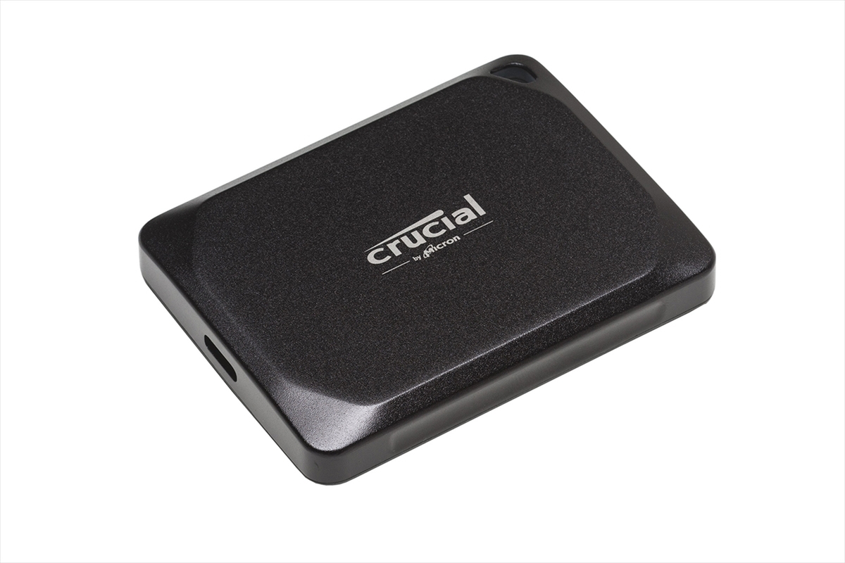 胸ポケットにスッポリ！ 小型＆高耐久のCrucial製ポータブルSSDの実力