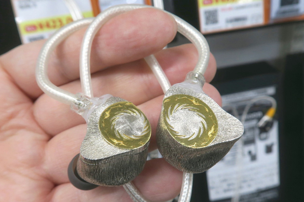 ASCII.jp：純銀の筐体で40万円超の高級機！ 水月雨のハイブリッド