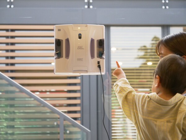 ASCII.jp：振動モップ機能搭載の窓掃除ロボット「HOBOT-S6 Pro」発売