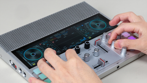 バッテリー＆スピーカー内蔵でこれ1台でどこでもDJ！ こだわり抜かれた