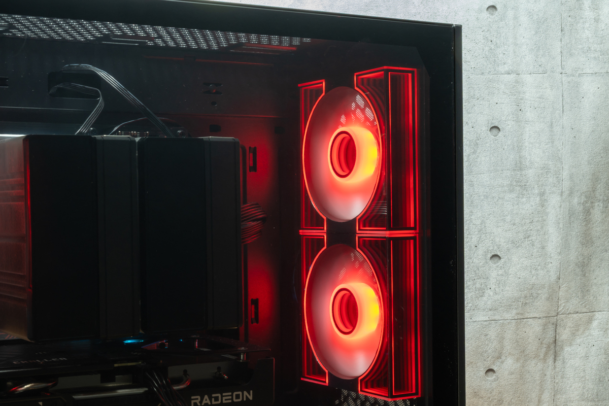 ASRockマザーで手堅く組む！ 光り輝くコンパクトゲーミングPCの自信作