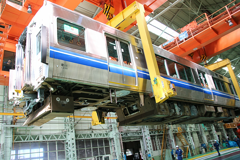 JR西日本、金沢総合車両所を一般公開。521系の吊り上げとトラバーサー