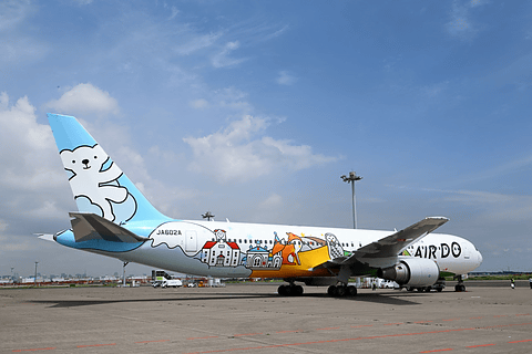 AIR DO、特別塗装機「ベア・ドゥ北海道JET」の機内を羽田空港で公開