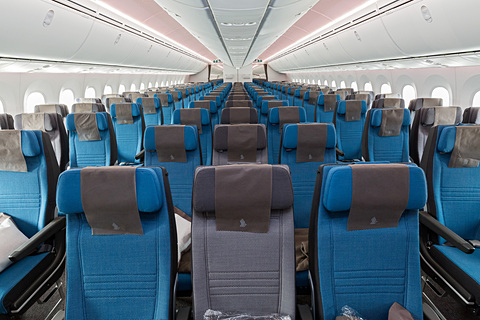 シンガポール航空、ボーイング 787-10型機を関空で報道公開。新開発の