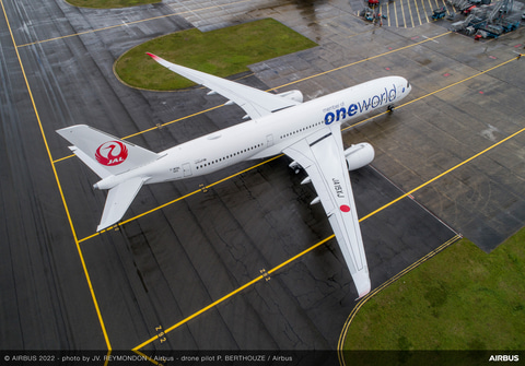 JAL、A350 15号機のドローン写真公開。ワンワールド塗装で17日羽田到着