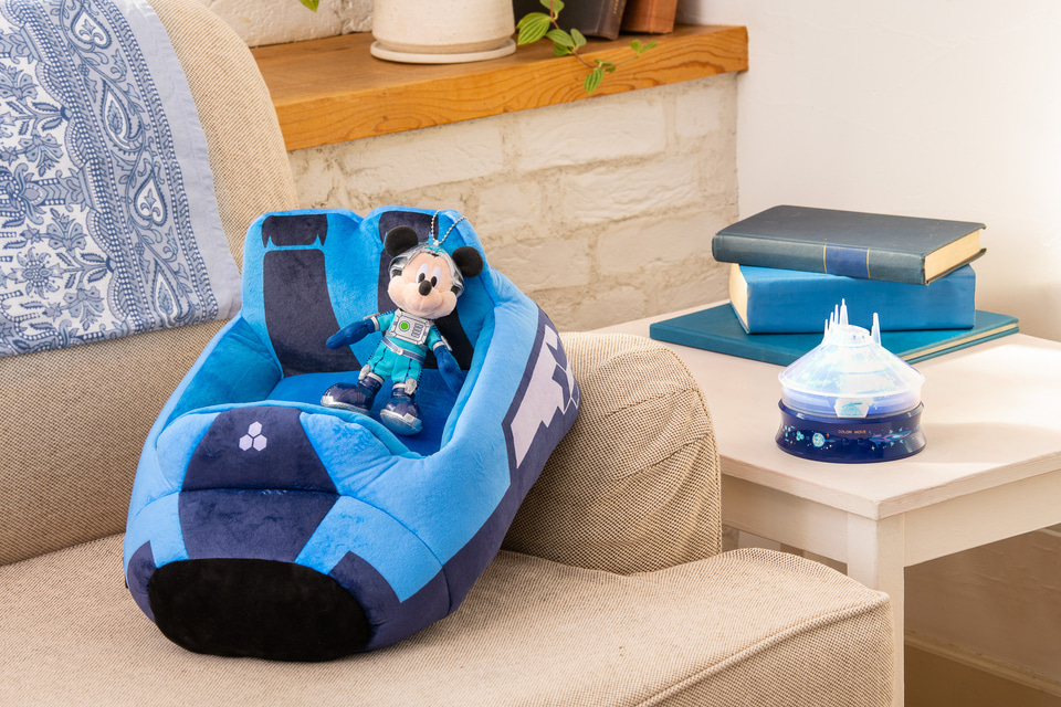 ミッキーが乗れるクッションも！ 「スペース・マウンテン」の新グッズ