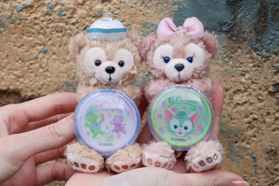 ダッフィー登場20周年はグッズもカラフル！ 「ぬいぐるみバッジ」は