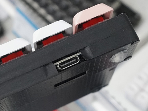 Gateronロープロスイッチ採用の薄型キーボード自作キット「Teihai70H