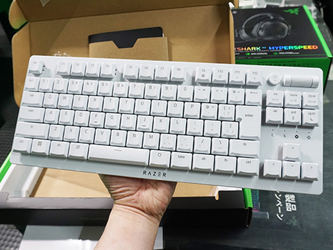 Razerの薄型キーボード「DeathStalker V2 Pro Tenkeyless」に白色の