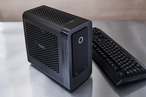 よく入ったな……25×12cmのボディにRTX 4070ビデオカードを搭載するZOTAC