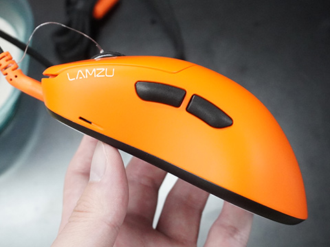 オレンジ色のゲーミングマウス「Fnatic x Lamzu Thorn 4K Special